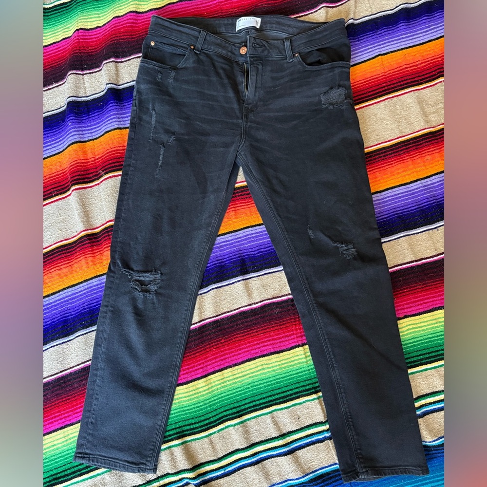 Men’s distressed black denim jeans